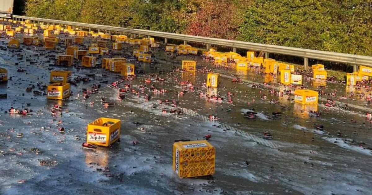 Des centaines de bouteilles de bière se brisent sur une autoroute belge